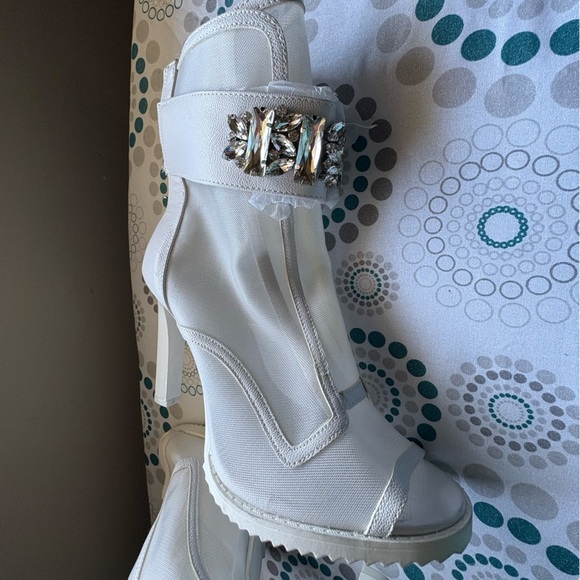 NEW- Karl Lagerfeld Elegant White Heeled Sandals with Crystal Embellishments - Picture 3 of 11